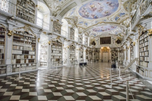 Der prunkvolle Bibliothekssaal der Stiftsbibliothek Benediktinerstift Admont.